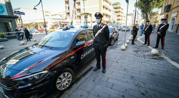 Napoli, lo scooter rubato diventa magazzino per la droga: maxi sequestro dei carabinieri