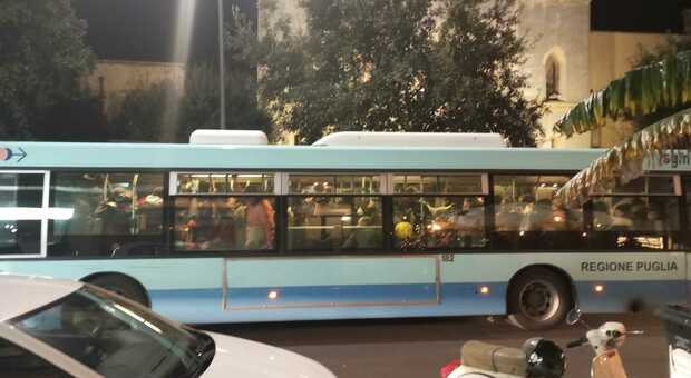 Autobus, monopattini e bici elettriche: a Lecce arrivano sconti per chi usa il trasporto pubblico. Come funziona