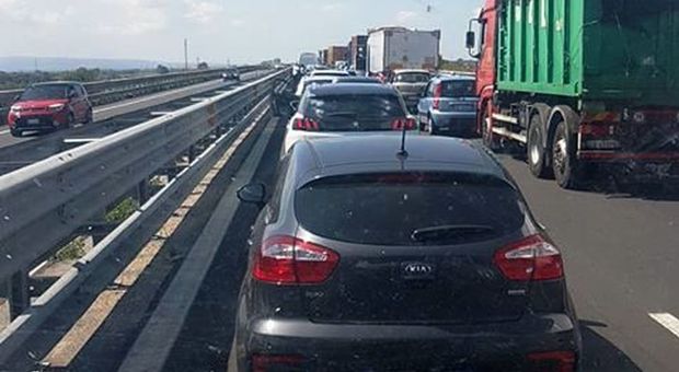 Incidente sull'asse mediano, traffico in tilt nel Napoletano