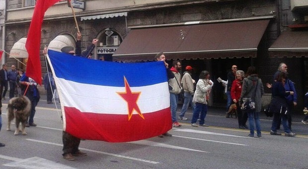 Bandiere jugoslave e italiane con la stella rossa: è polemica