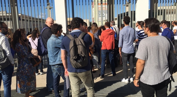 Napoli, il concorsone finisce nel caos: cancelli chiusi e proteste dei candidati