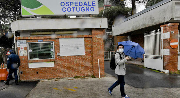Coronavirus in Campania, ospedali pieni: esauriti i posti letto Covid, partono le riconversioni