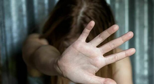 Violenza sessuale ad Acciaroli, arrestato un 17enne nel Napoletano