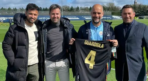 Isaac Guerrero, Joaquim Estrada e Jordi Fernandez con Pep Guardiola che tiene la maglia