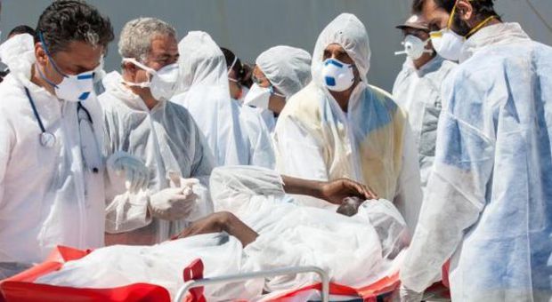 Oltre 1500 profughi sbarcano in Italia: un morto ​a Reggio Calabria. Alfano: "L'Ue ci aiuti con l'accoglienza"