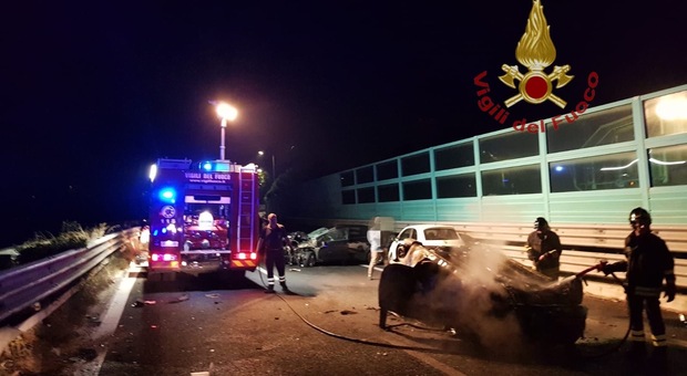 Pescara, incidente con cinque vetture coinvolte. Una va a fuoco. Ecco le conseguenze