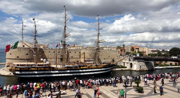 La Amerigo Vespucci torna nel porto di Taranto: visite a bordo