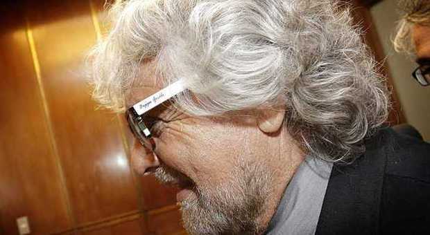 Beppe Grillo con gli occhiali griffati