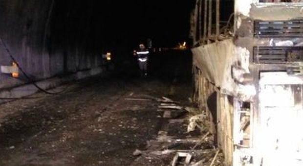 Pullman in fiamme nel tunnel: i ragazzi sono di Ascoli e Fermo. «Abbiamo avuto paura di morire»