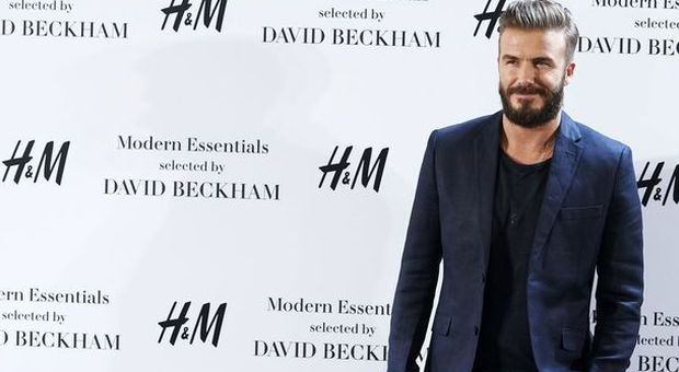 David Beckham, continua la collaborazione con H&M: barba da hipster alla presentazione di 'Modern Essentials'