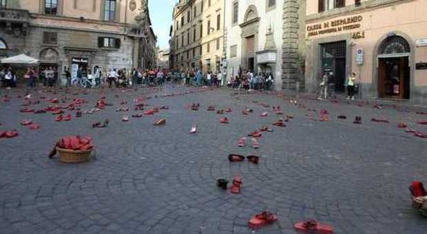 Le scarpe rosse in piazza del Plebiscito