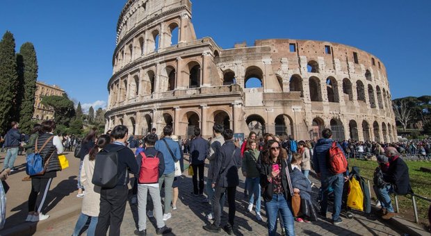 Roma, metro ferme e rifiuti: i turisti rinunciano alle piazze di Roma