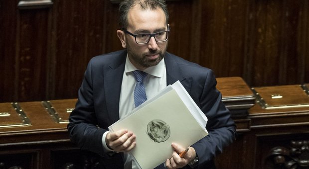 Bonafede, gaffe in tv e gli avvocati di Napoli chiedono una mozione di sfiducia per il ministro