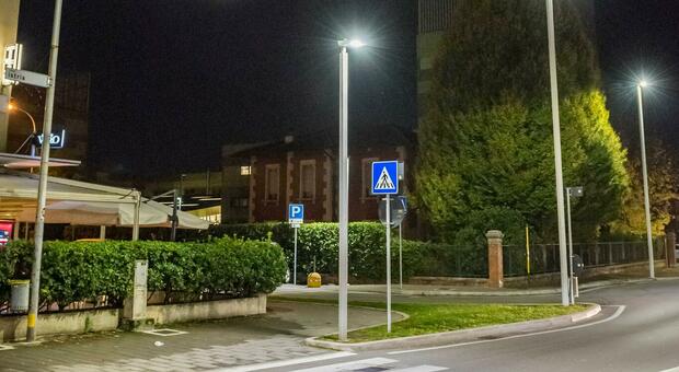 Strade al buio: le luci a led sui lampioni sono nuove, ma le linee elettriche non reggono. Partono le riparazioni in cinque strade