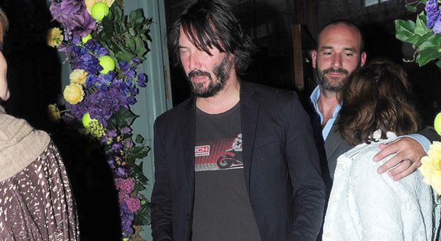 Keanu Reeves irriconoscibile: trasandato e paonazzo all'uscita dal locale a Londra