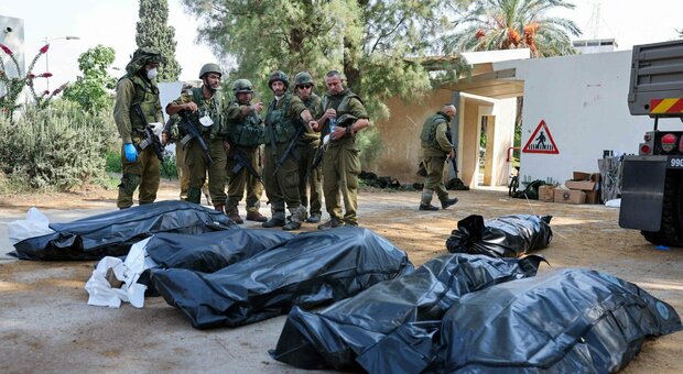 Kfar Azza, orrore nel kibbutz a Israele: «Uccisi almeno 40 bambini, alcuni decapitati». trovati 200 cadaveri