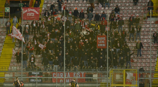 I tifosi del Rimini in curva sud allo stadio Curi