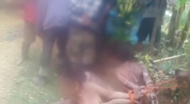 Nuova Guinea, folla inferocita picchia e brucia quattro donne: erano accusate di essere streghe