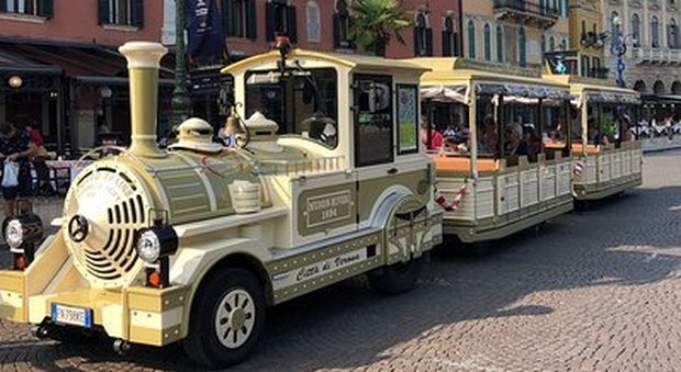 Verona, non tira il freno a mano, trenino dei turisti contro una vetrina: 3 feriti