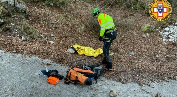 Scoperta choc nei boschi, escursionista trova cadavere morto da mesi: è giallo a Trento