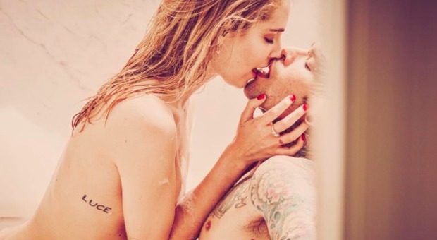 Fedez e Chiara Ferragni nudi in vasca da bagno, il web applaude: 500.000 like