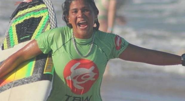 Campionessa di surf muore a 23 anni, folgorata da un fulmine mentre si allenava in acqua