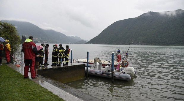 Brescia, sedicenne muore dopo essersi tuffato nel lago d'Iseo per recuperare un pallone.