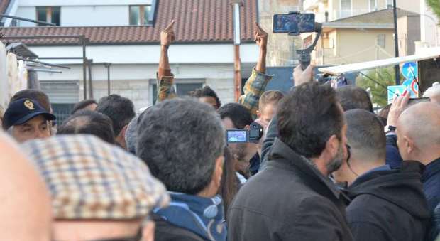 Salvini a Pescara, dito medio spunta dalla folla: straniero allontanato
