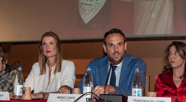 L'assessore Lavinia Colonna Preti (a sinistra) con il sindaco Mario Conte