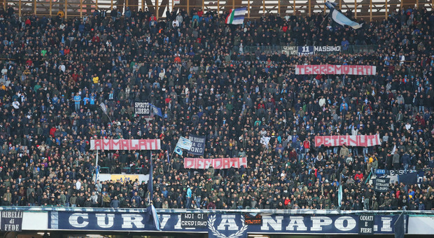 Pugno contro il pullman del Milan: Daspo di un anno per tifoso del Napoli
