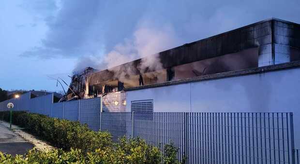 Fabbrica distrutta dalla fiamme, ora 150 dipendenti rischiano di perdere il posto di lavoro