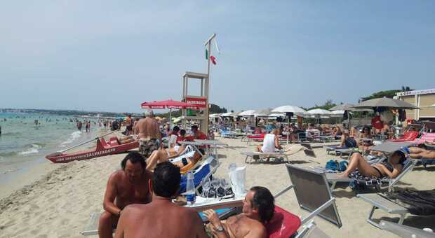 Turismo nel Salento, giugno da record in spiaggia. Ma salgono i prezzi degli ombrelloni