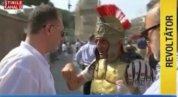 Colosseo, troupe della tv romena aggredita da gruppo di falsi centurioni davanti ai vigili urbani