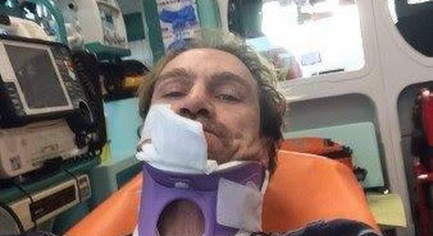 Sergio Volpini, l'ottusangolo del Gf1, si scatta un selfie anche in ambulanza