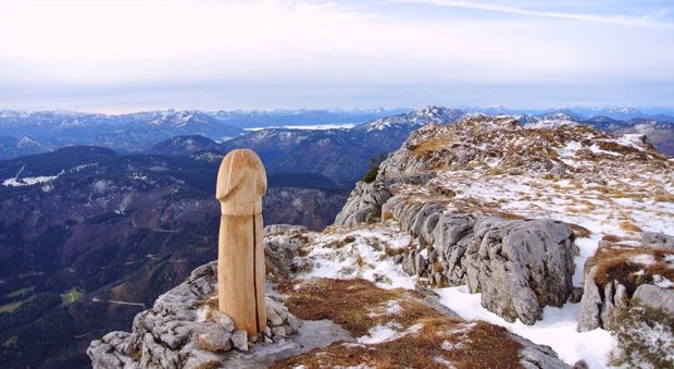 Fallo gigante in cima alla montagna, la scultura del misterioso artista diventa virale