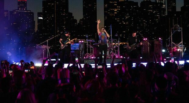 Coldplay, il concerto a New York in occasione delle riaperture: migliaia di fan in estasi