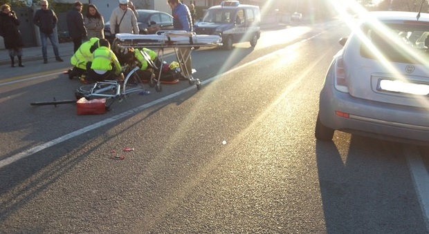 Abbagliata dal sole: automobilista travolge e uccide un ciclista