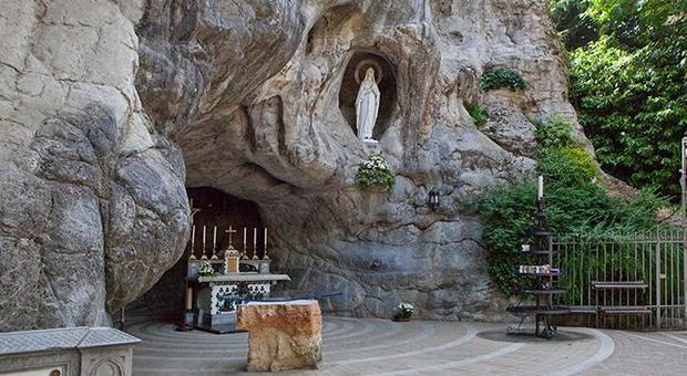 Il Santuario di Lourdes chiude le piscine: una equipe per controllare i pellegrinaggi