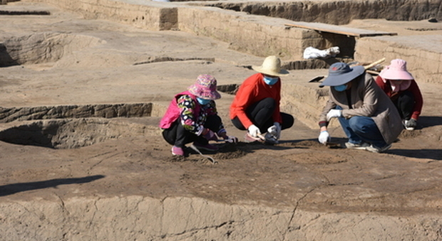 Cina, archeologi trovano resti di alcol e seta di 5.000 anni: reperti rinvenuti nel sito di Yangshao Village, nell'Henan