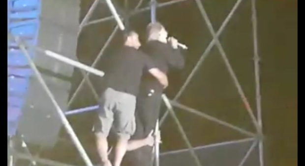 Il cantante Nino D'Angelo in bilico sul traliccio a Gaeta