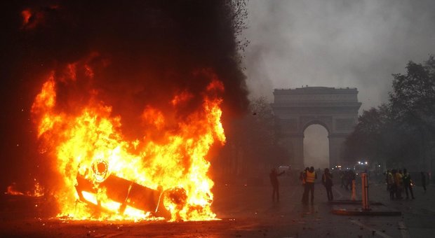 Gilet gialli, ancora tensione a Parigi: lancio lacrimogeni, 16 fermati