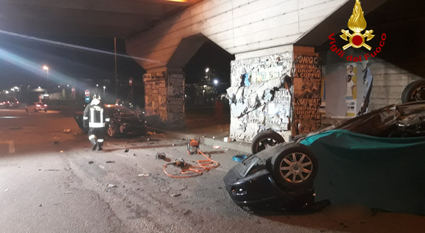 Impatto tremendo tra auto sotto il cavalcavia a Montebello Vicentino: morta una donna, quattro feriti