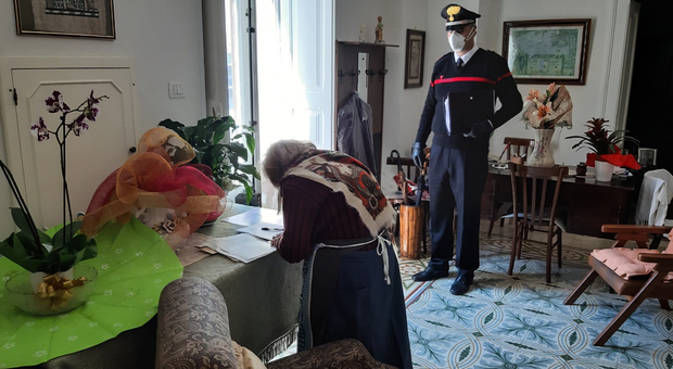 I carabinieri mentre consegnano la pensione alla donna di 78 anni