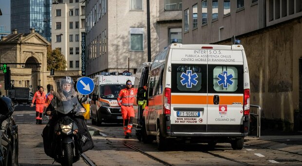 Allarme Covid, a Milano ambulanze in coda ai pronto soccorso: «Peggio di marzo»