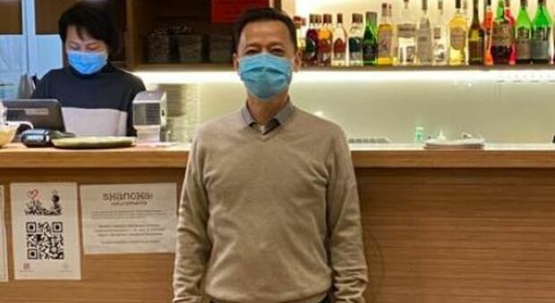 Il titolare del ristorante cinese: «Mi sono vaccinato in Cina lì ora il virus non esiste più. Contagiati? Saranno una decina e finiscono negli "hotel-galera"»