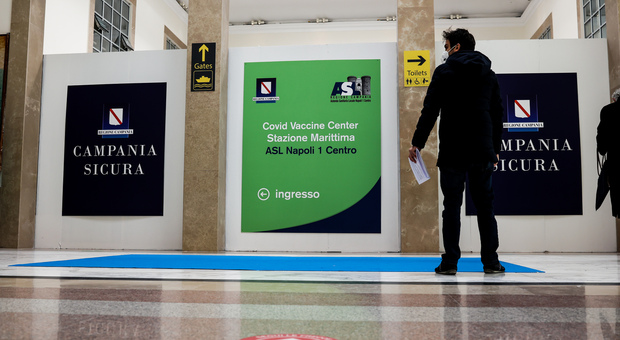 Vaccino Covid a Napoli, aperto il secondo hub alla Stazione Marittima