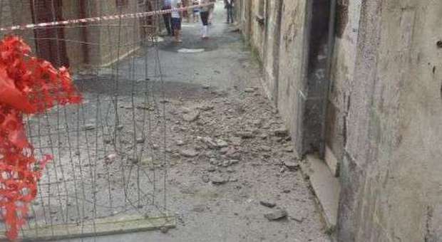 Torre Annunziata. Crollano pietre dal palazzo storico, bimba di 8 anni colpita a un piede mentre va a scuola | Foto