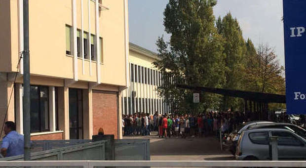 Triplice allarme bomba in mattinata evacuati tribunale, Comune e scuola