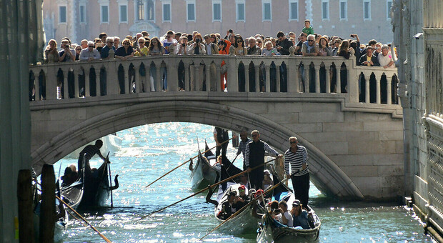 Turista "cafone" a Venezia, prende la rincorsa e si lancia dal ponte senza guardare: gondola sfiorata per un soffio