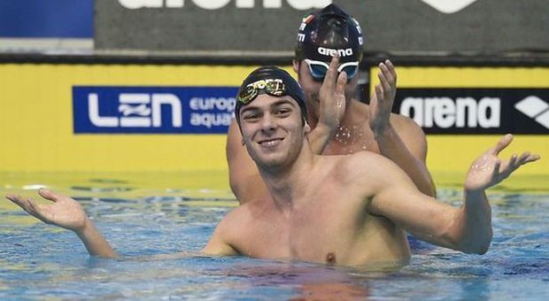 Nuoto, Paltrinieri show: oro e record del mondo nei 1500. La Pellegrini guida al titolo la 4x50